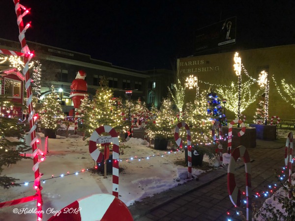 Viewing Christmas Lights in Idaho Falls #Christmas #Christmaslights #Idaho #IdahoFalls #VillasDowntownLoft #HistoricDowntownIdahoFalls 