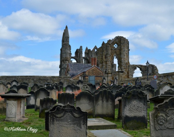 Day trip to Whitby England Whitby Abbey pebblepirouette.com #whitby #england #ruins #beach #whitbyabbey