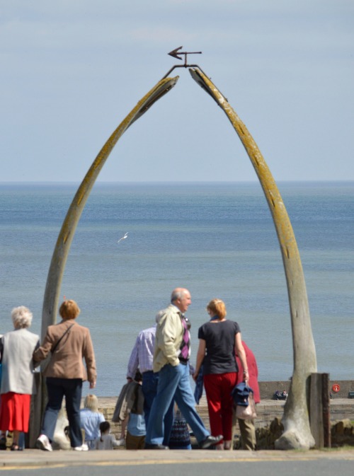 Day trip to Whitby England pebblepirouette.com #whitby #england #ruins #beach #whalebonearch