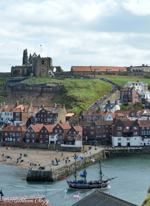 Day trip to Whitby England pebblepirouette.com #whitby #england #ruins #beach 