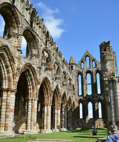 Day trip to Whitby England pebblepirouette.com #whitby #england #ruins #beach 