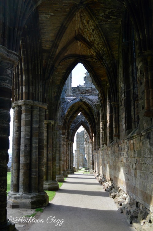 Day trip to Whitby England pebblepirouette.com #whitby #england #ruins #beach 