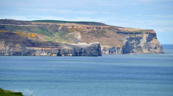 Day trip to Whitby England pebblepirouette.com #whitby #england #ruins #beach 